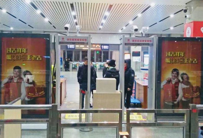 嘉兴南高铁站安检口滚动灯箱广告