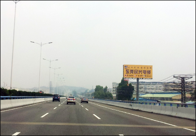 广东东莞东城区莞深高速公路东城段双面立柱户外广告牌